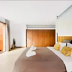 Ria Lounge House *