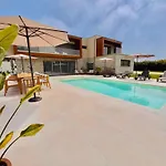 Villa Ria Lounge House *